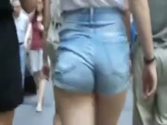 Wearing tight denim shorts, this glitzy beauty looks really sexy.